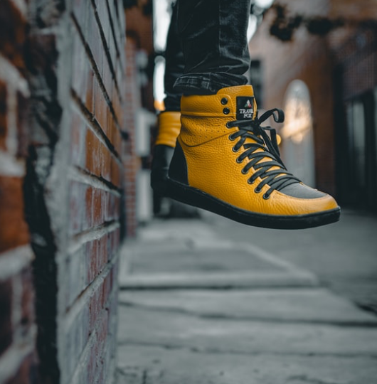 yellow-and-black-takkies